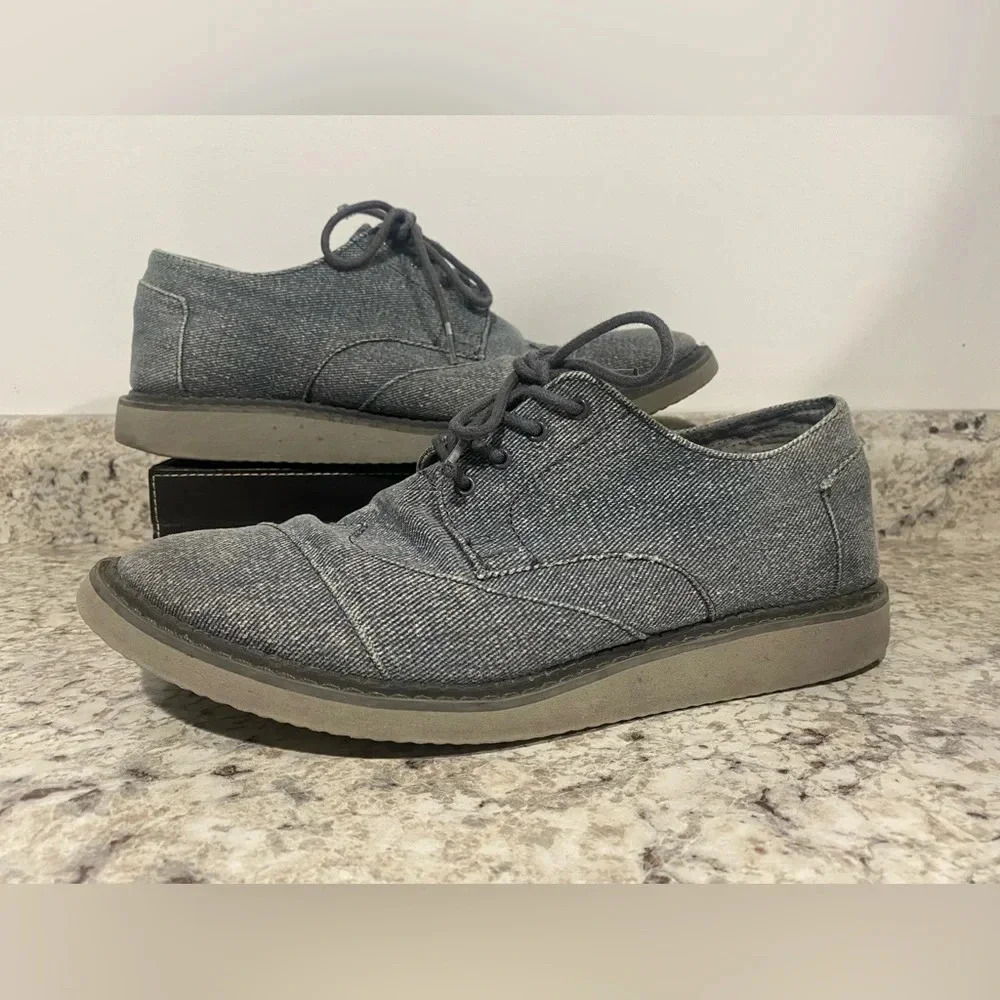 Toms Men's size 11 Brogue Wingtip Oxfords Blue Denim Chambray Wingtip Shoes